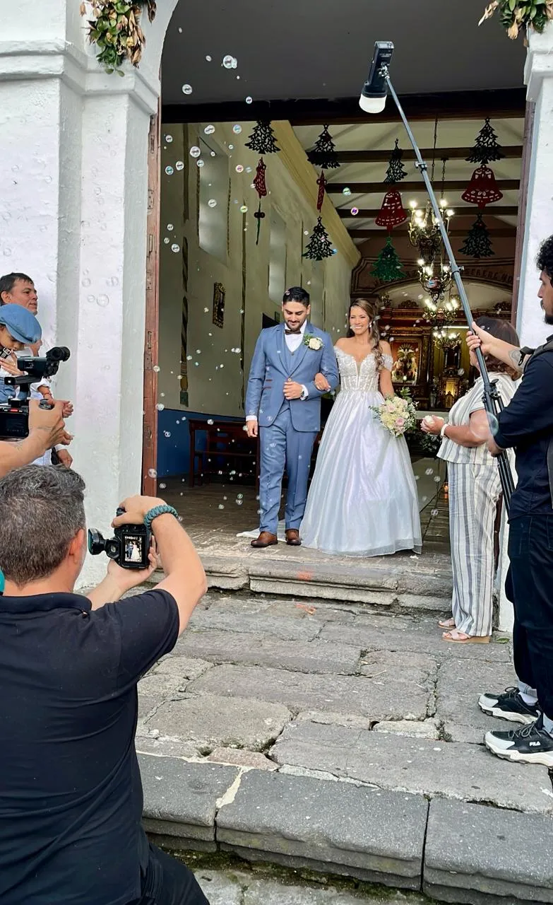 Los novios salen de la iglesia entre burbujas tras la ceremonia de su boda