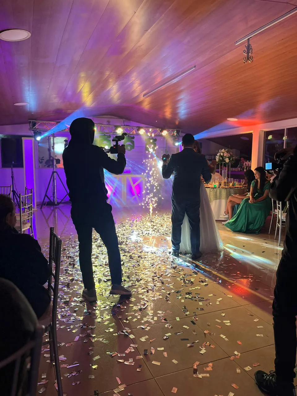 Primer baile de los novios con luces frías en la pista de la recepción