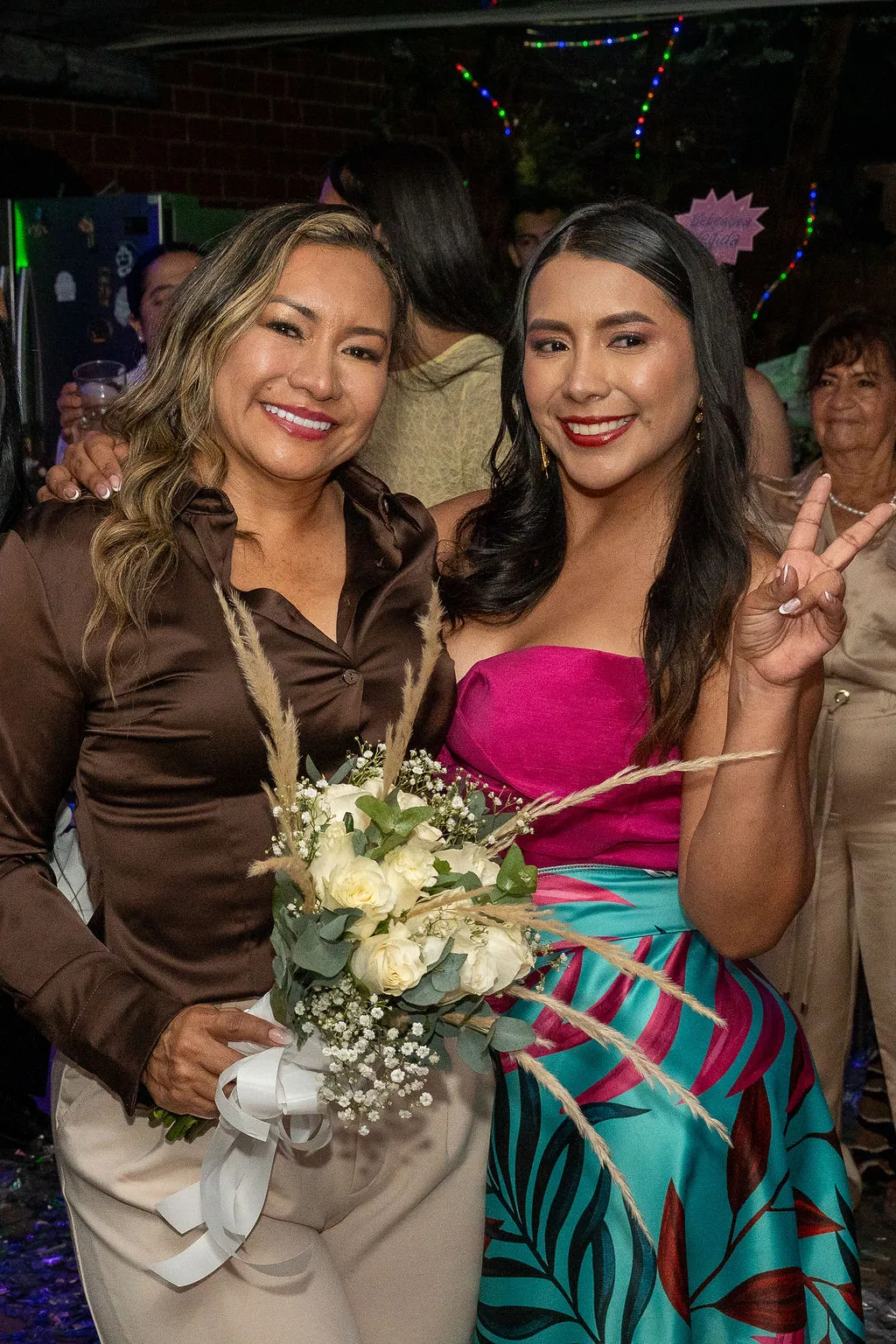 Invitadas celebrando y sonriendo en la recepción de la boda