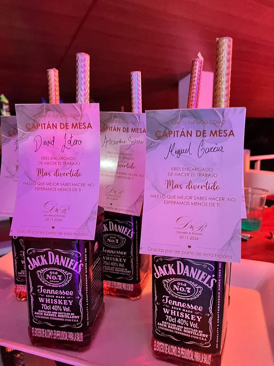 Decoración de boda: botellas personalizadas como capitán de mesa